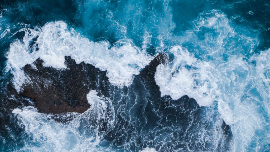 Ocean waves crashing around rocks