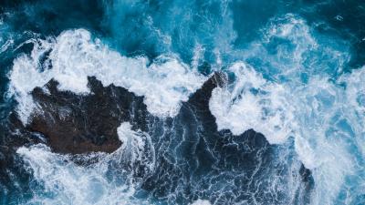 Las olas del mar rompiendo contra las rocas