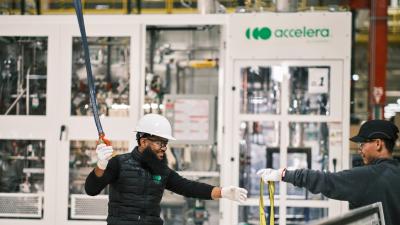 Mitarbeiter des Fridley-Elektrolyseurs arbeiten zusammen