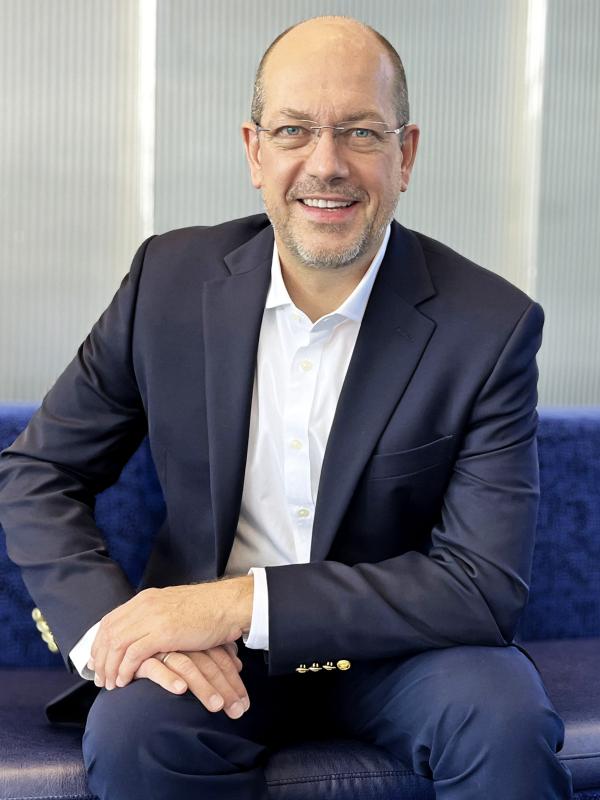Andreas sitting on a blue couch