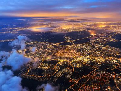 Vista aérea de la ciudad por la noche