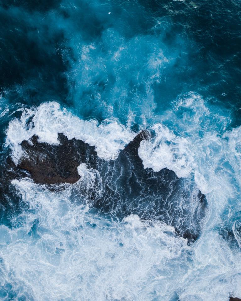 Las olas del mar rompiendo contra las rocas