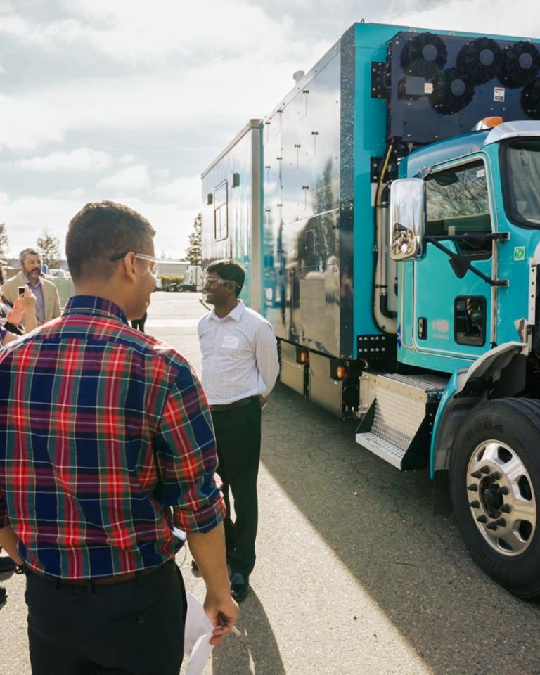 Socios del proyecto de demostración y empleados de Accelera examinando el camión H2Rescue