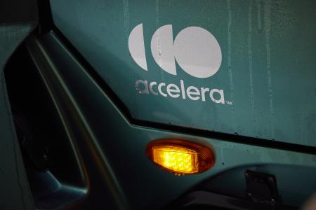 Logo Accelera en blanc sur la porte d'un véhicule zéro émission